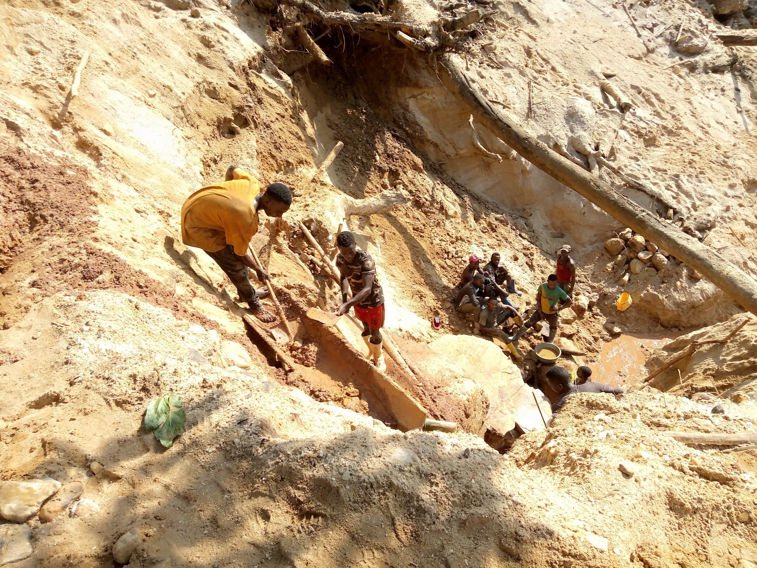 Des creuseurs d’or dans un site artisanal à Mangorejipa, village du territoire de Lubero, Nord-Kivu, Est de la RDC. ©Umbo Salama