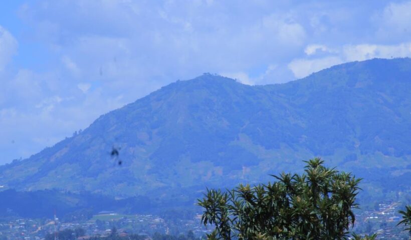 Le Mont Lubwe surplombant la ville de Butembo, Nord-Kivu, RDC © Hervé Mukulu
