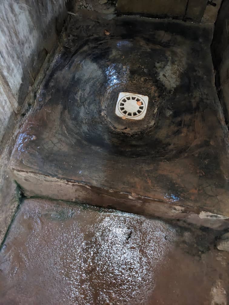 Urinoir d'un bistrot en ville de Butembo.