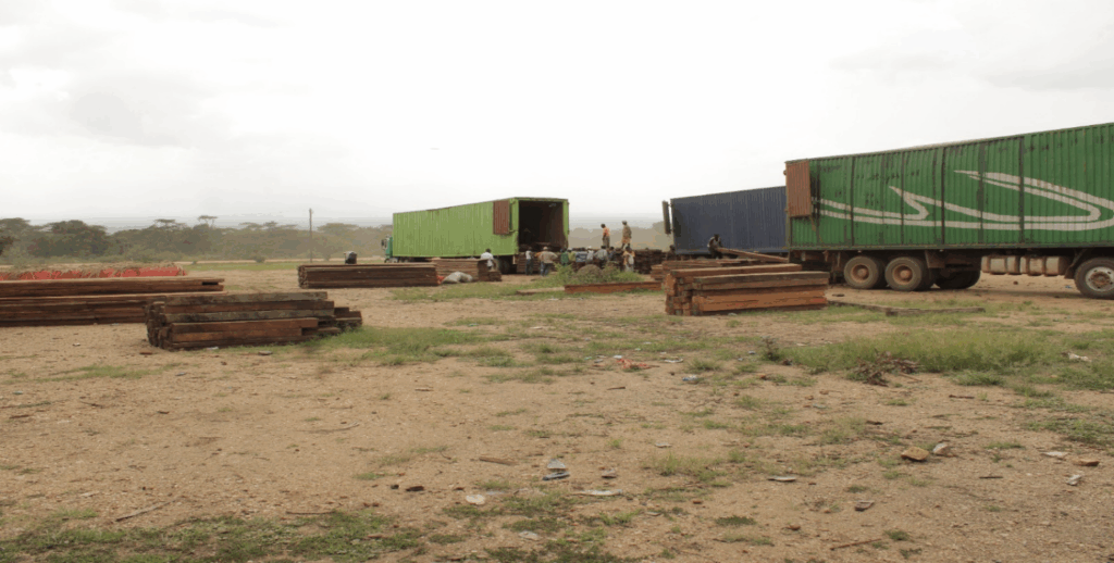 Des bois chargés de planches dans le parc à bois de Kambo/Kasindi en RDC. Photo Djires Baloki