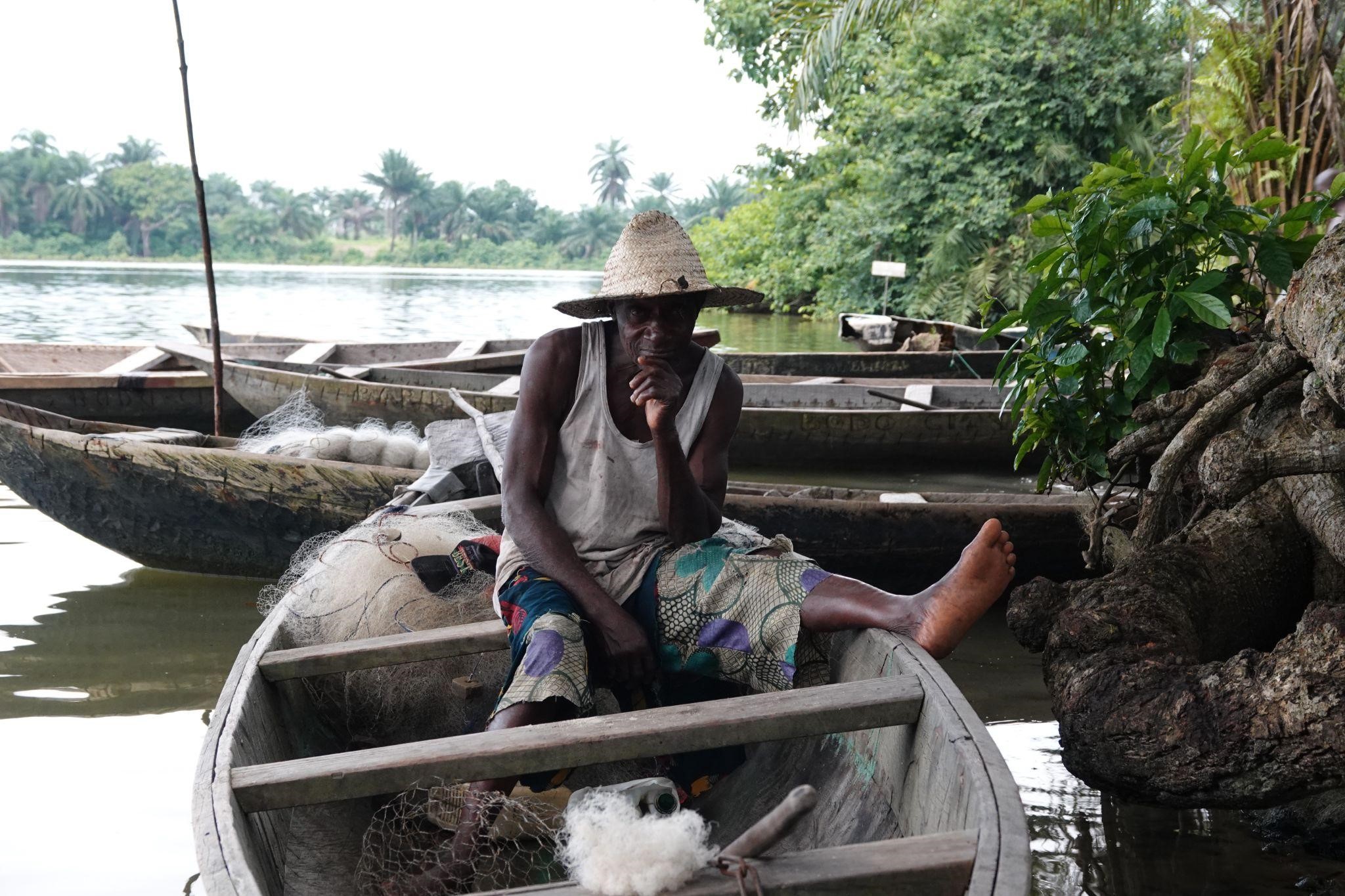 [PHOTO : Le pêcheur Nombare Tabu assis dans sa pirogue sur le ruisseau Nweemuu, à Bodo. Pulitzer / AnuOluwapo Adelakun]